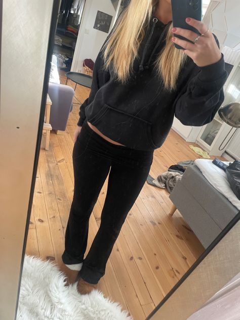 Black Yoga Pants Outfit Aesthetic, Black Yoga Pants Outfit Winter, Bootcut Yoga Pants Outfit, Black Yoga Pants Outfit, Yoga Pants Outfit Winter, Flax Pants, Winter Pants Outfit, Yoga Pants Outfit Aesthetic, Black Yoga Pants