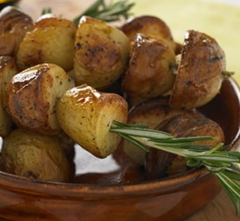 Weber Q Recipes, Potato Skewers, Weber Recipes, Rosemary Skewers, Garlic Roasted Potatoes, Grilling Sides, Side Dishes Recipes, Roast Potatoes, Minced Meat