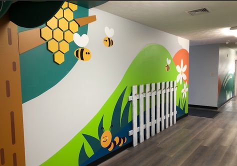 Elementary School Murals Hallways, Ideas Para Murales Escolares, Preschool Wall Painting Ideas, Church Nursery Ideas, Decorate Hallway, Kids Ministry Design, Childrens Ministry Room, Church Nursery Decor, Childrens Ministry Decor