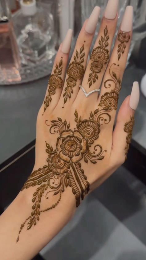 Henna Model, Minimalist Mehndi, Henna Fun, Henna Mendhi, Henna Designs Back, Henne Tattoo, Henna Flower Designs, Henna Inspo, Henna Designs Wrist