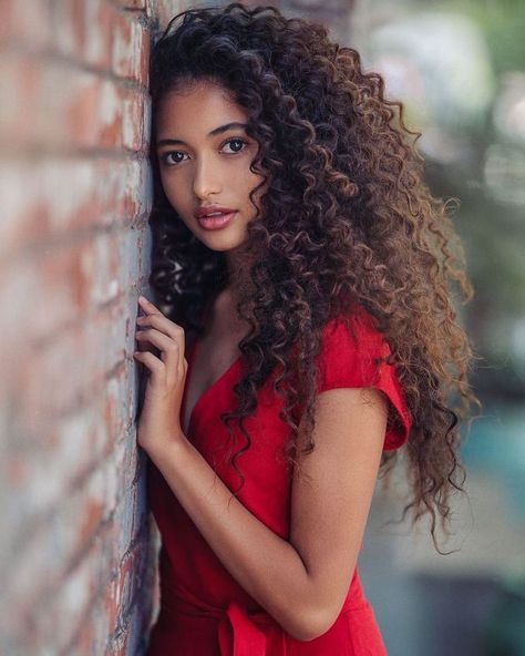 Mode Poses, Beautiful Curly Hair, Long Curly Hair, Curly Girl, 인물 사진, Photography Women, Long Curly, Brunettes, Beautiful Black Women