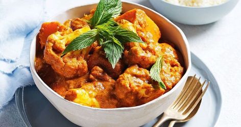 Serve this hearty vegetarian tikka masala in just 30 minutes. An Indian curry that is sure to impress. Lamb Korma Recipe, Sri Lankan Chicken, Sri Lankan Chicken Curry, Healthy Chicken Curry, Lamb Korma, Creamy Chicken Curry, Sri Lankan Curry, Tikka Masala Vegetarian, Korma Recipe