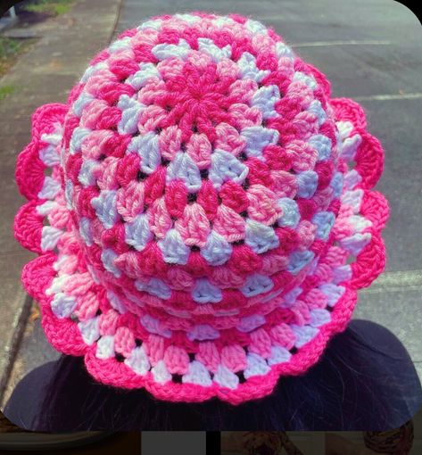 Crochet Granny Bucket Hat, Pink Crochet Bucket Hat, Pink Crochet Projects, Crochet Bucket Hat Ideas, Granny Stitch Bucket Hat, Bob Crochet, Granny Square Bucket Hat, Crochet Flower Hat, Crochet Adult Hat