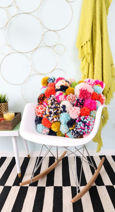 DIY Pom Pom Pillow - Fun DIY Home Decor project for fall - How to make your own pillow Pompon Diy, Make Your Own Pillow, Pom Pom Pillows, Diy Pom Pom, Pom Pom Crafts, Boho Diy, Diy Pillows, Easy Home Decor, Fall Decor Diy