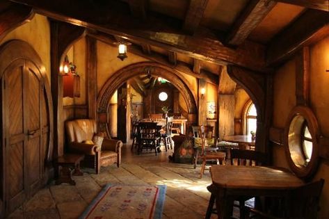 Hobbit House Interior, Casa Hobbit, Storybook Homes, Hobbit Hole, Hobbit House, Earth Homes, House Inside, Movie Sets, A Living Room