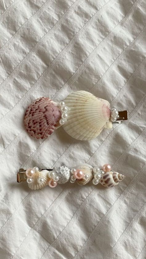 Diy With Seashells Ideas, Diy Shell Hair Accessories, Hairclip Diy Ideas, Diy With Shells Ideas, Shell Hair Clips Diy, Shell Accessories Diy, Shell Jewellery Diy, Sea Shell Accessories, Pretty Hair Clips