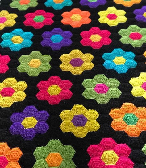 Crochet hexagon gfg with black background example. Crochet Quilt Blanket, Crochet Blanket Rainbow, Hexagon Crochet, Hexagon Quilts, English Paper Piecing Quilts, Crochet Hexagon, Crochet Quilt, Hexagon Quilt, Paper Piecing Quilts