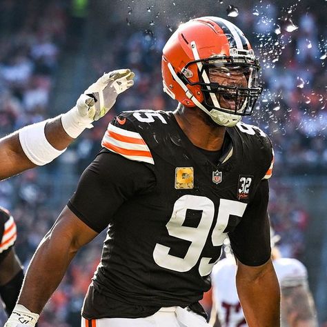 Cleveland Browns on Instagram: "THAT'S A SHUTOUT!!!" Cleavland Browns, Cleveland Browns Funny, Amari Cooper Cleveland Browns, Dawg Pound Cleveland Browns, Myles Garrett, Cleveland Browns Football, Nfl Cleveland Browns, Browns Football, Sports Helmet