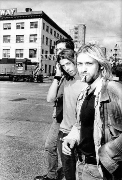 #NIRVANA [Kurt Cobain, Krist Novoselic, Dave Grohl] Family Picture Poses, Family Photo Pose, Family Of 5, Dave Grohl, I'm With The Band, Family Posing, Pop Rock, Foo Fighters, Portrait Poses