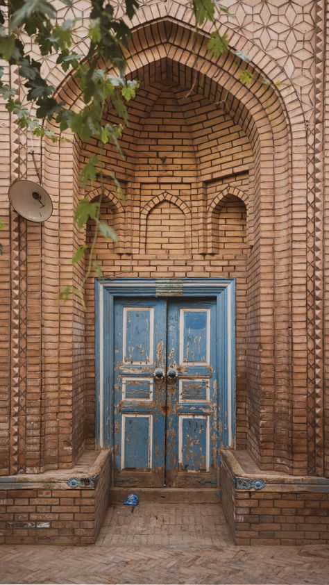 Iran Architecture, Ancient Persian Architecture, 90s Home, Iran Pictures, Dream Horse Barns, Iranian Architecture, Persian Architecture, Gallery Wall Layout, Mosque Art