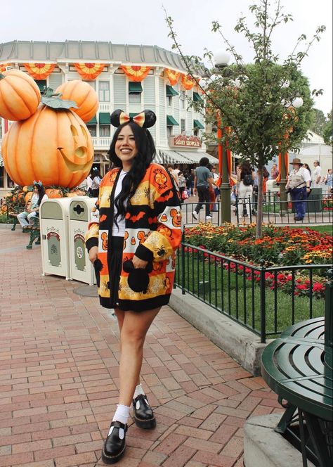 Disneyland Halloween Outfits Women, Disney World Halloween Outfit, October Disney Outfits, Disneyland Halloween Outfit, Halloween Disney Outfits, Disney World Fall, Disney Halloween Outfits, Fall Disney Outfits, Disney October