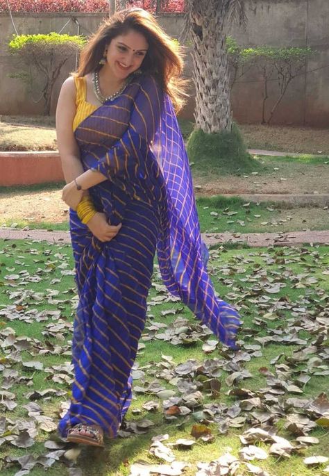 Sridevi Vijaykumar, Leheriya Saree, Vijay Kumar, Backless Blouse Designs, Blush On Cheeks, Backless Blouse, Blue Saree, Yellow Ties, Yellow Blouse