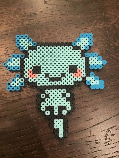 Rencontrez Axo, mon petit axolotl en perle a repasser super facile et mignon! Fuse Bead Minecraft, Perler Axolotl, Minecraft Axolotl Perler Beads, Axolotl Perler Bead Patterns, Hama Beads Patterns Pokemon, Melt Beads Ideas, Axolotl Perler Beads, Cute Hama Beads, Axolotl Pixel Art