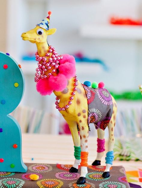 Wild Animal Birthday Party, Wild Animal Birthday, Plastic Animal Crafts, Giraffe Decor, Animal Birthday Party, Small Stuff, Cadeau Diy, Safari Party, Plastic Animals