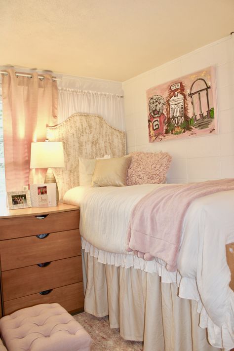 Pink And Cream Dorm Room, Croquette Dorm Room, Single Bed Dorm Room Ideas, Love Shack Fancy Dorm Room, Pastel Pink Dorm Room, Cute College Dorms, Dorm Suite Ideas Living Room, Light Pink Dorm Room Ideas, Cute Dorm Rooms For Two