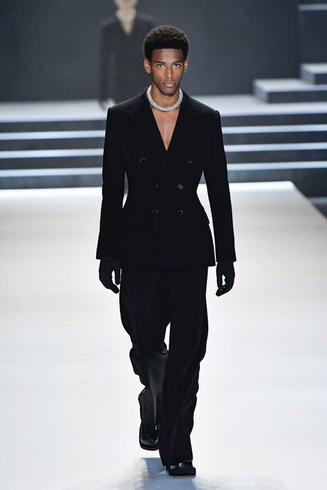 The Best Looks From Men's Fashion Week Fall 2023 All Black Mens Fashion, Male Model Outfits, Black Groomsmen Suits, Black Groomsmen, Prom Men, Men Fashion Week, Fashion Outfits Men, Fashion Models Men, Men's Tuxedo