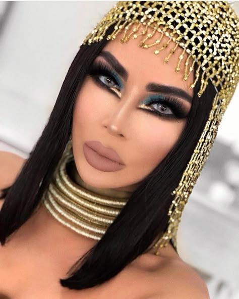 Lots of inspiration, diy & makeup tutorials and all accessories you need to create your own DIY Cleopatra Costume for Halloween. Cleopatra Make-up, Diy Cleopatra, Extreme Make-up, Cleopatra Makeup, Cleopatra Halloween Costume, Cleopatra Halloween, Makeup Zombie, Egyptian Makeup, Halloween Make-up Looks