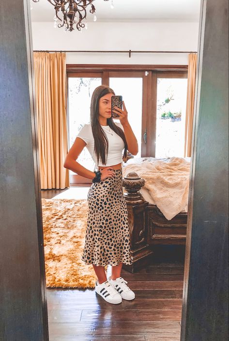 Printed Maxi Skirt Outfit, Modest Clothing Women, Acting Class, Blouse Casual Fashion, Animal Print Outfits, Realisation Par, Leopard Skirt, Trendy Fashion Outfits, Printed Maxi Skirts