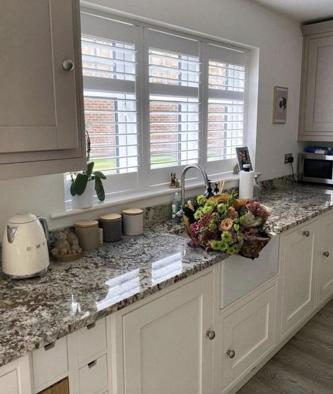 There's something always so charming about flowers in a butler sink! And this shot from @House2home_13 is no exception. This kitchen works so well thanks to the granite worktops picking out similar shades to the Chalk White coloured cabinetry, and shows how a busier worktop finish can be an excellent choice teamed with the right kitchen style. Kitchen shown is Harwood Chalk White Neutral Kitchen Inspiration, Laura Ashley Kitchen, Kitchen Inspiration Board, Granite Worktops, Kitchen Words, Neutral Kitchen, Butler Sink, Fitted Kitchen, Real Kitchen