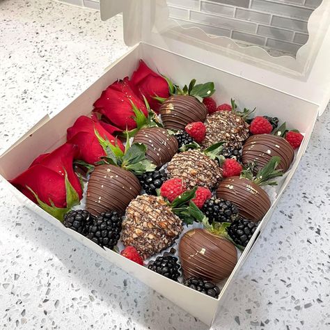 Chocolate Strawberry Packaging Ideas, Valentine’s Day Chocolate Covered Strawberry, Valentines Day Covered Strawberries, Chocolate Strawberry Packaging, Valentine Day Strawberries, Valentines Berries, Valentines Treat Boxes Sweets, Strawberry Boxes, Valentine Chocolate Covered Strawberries