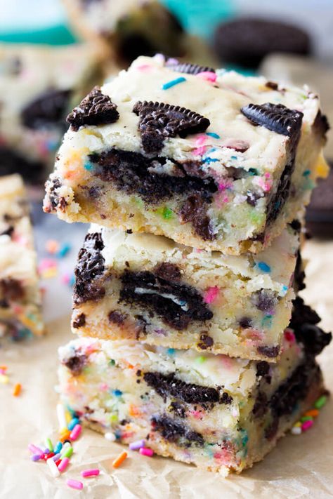 Funfetti Oreo, Chewy Blondies, Oreo Bars, Oreo Recipes, Oreo Cookie, Savoury Cake, Mini Chocolate Chips, Oreo Cookies, Food Cakes