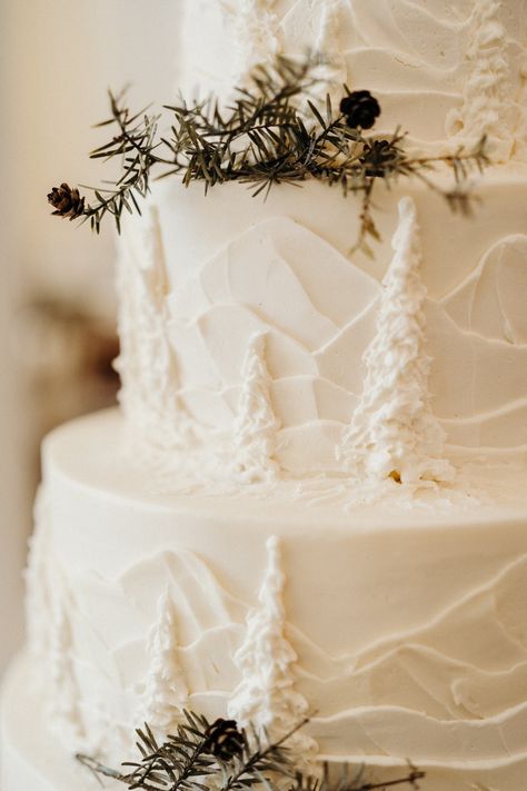 Winter Wedding Ice Sculpture, Dreamy Winter Wedding, Wedding Cake Winter Elegant, Winter Evening Wedding, Evergreen Garland Wedding, Candlelit Winter Wedding, Elegant Winter Wedding Cake, Wedding Dresses Christmas Winter, Pine Tree Wedding Cake