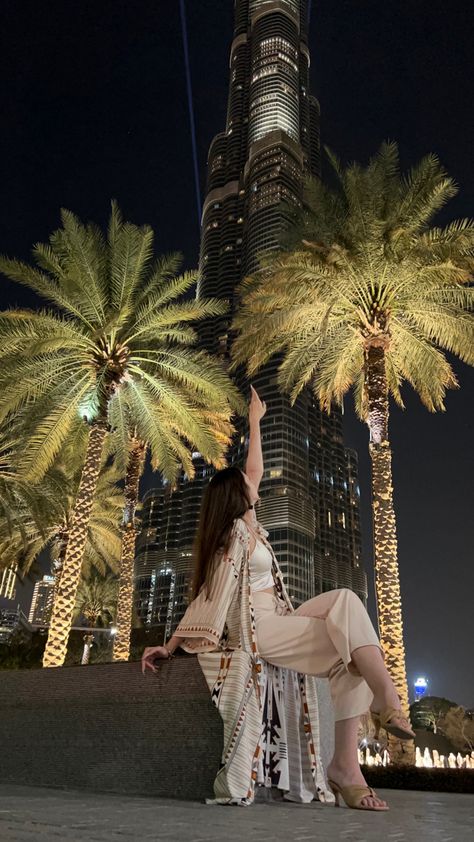 Dubai Photo Poses, Poses In Dubai, Dubai Aesthetic Photography, Dubai Poses, Dubai Photo Ideas, Dubai Photography Ideas, Dubai Picture Ideas, Dubai Instagram Pictures, Dubai Outfits Ideas