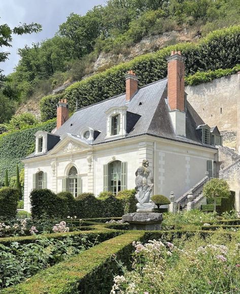 French Chateau Homes, French Fountains, European Cottage, French Exterior, French Style Homes, English Country Style, Hill Interiors, Cottage In The Woods, Countryside House