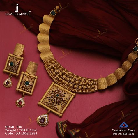 No photo description available. Antique Gold Jewellery, Kalamkari Blouse, Antique Gold Jewelry Indian, Antique Jewellery Designs, Gold Jewelry Simple Necklace, Gold Mangalsutra Designs, Gold Necklace Indian Bridal Jewelry, Antique Engagement Ring, Gold Bridal Jewellery Sets