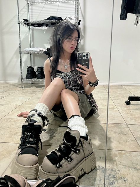 New Rock Shoes, Instagram Shoes, Seductive Photos, New Rock Boots, Witchy Fashion, Asian Street Style, Fits Clothes, New Rock, Inspo Outfit