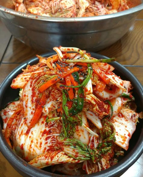 Korean food kimchi Gut Healing Foods, Korean Food Kimchi, Cauliflower Potato Soup, Japenese Food, Improve Your Gut Health, Healing Foods, Stronger Immune System, Food Babe, Gut Healing