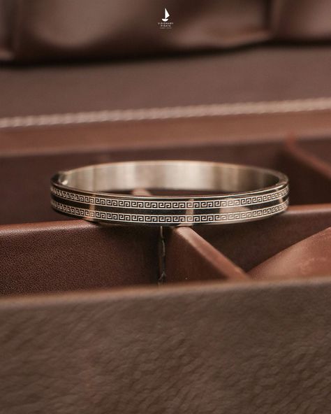 Silver Kada Men Hand, Kada Mens Silver, Kadha For Men Silver, Bracelet Design For Men In Silver, Chandi Kada Design For Man, Platinum Mens Bracelet, Silver Kadiyam For Men, Silver Bangles For Men, Silver Bangle For Men