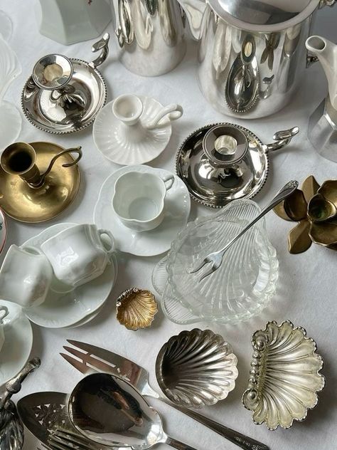 Holiday Table Decor Ideas, Cooking Aesthetics, Table Decor Vintage, Silver Plates, Holiday Table Decor, Decor Dining Table, Vintage Flea Market, Food Art Photography, Table Decor Ideas