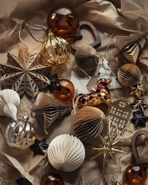 H&M Home unveils Christmas collection for 2020 Neutral Christmas Tree Garland, Diy Natal, Christmas Decor Trends, Hope Christmas, Neutral Christmas, Velvet Christmas, Christmas Tree Inspiration, Christmas Inspo, Christmas Catalogs