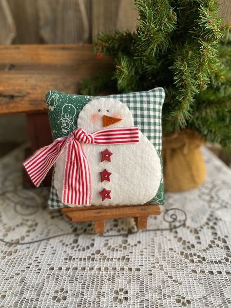 Christmas Pillow Felt, Felt Squares Projects, Snowman Pillow Pattern, Mini Christmas Pillows, Snowman Pillow Diy, Snowman Pillows To Make, Sewing Ideas For The Home, Quilted Christmas Pillows, Snowman Decorating Ideas