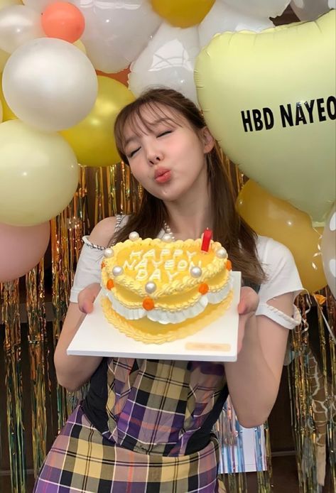 Korean Lunch Box, Kpop Birthday, Tiramisu Cake, Pinterest Keywords, Pretty Birthday Cakes, Mini Cake, Nayeon Twice, Birthday Pictures, Content Ideas