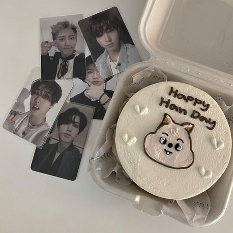 Stray kids Han Jisung Birthday Cake, Han Birthday Cake, Stay Core Aesthetic, Straykids Birthday Cake, Skz Cake, Stray Kids Cake, Kpop Astethic, Kpop Cake, Photocard Aesthetic