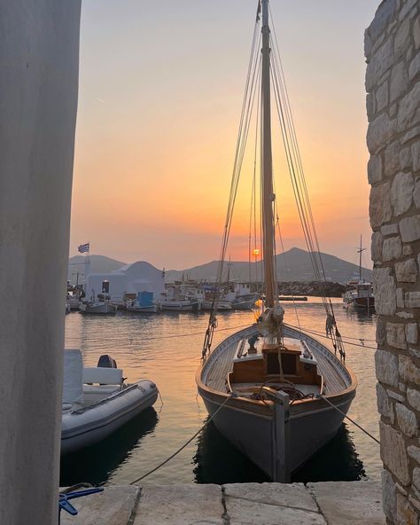 Paros Island Greece, Paros Greece Aesthetic, Greece Romance, Greece Lifestyle, Boat In Greece, Greece Summer Aesthetic, Greece Vibes, Greece Paros, Greece Photos