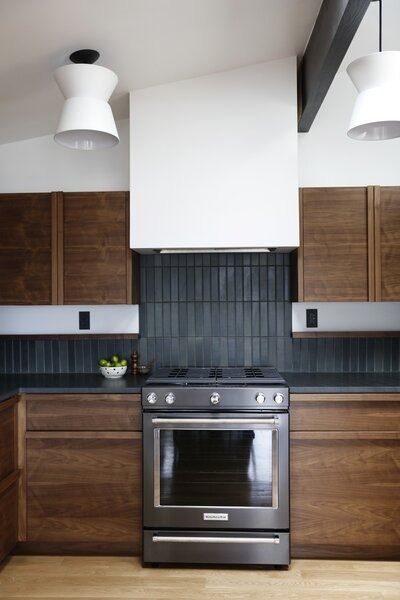 Kitchen Design Photos and Ideas - Dwell Modern Black Kitchen, Mcm Kitchen, Black Backsplash, Walnut Kitchen, Black Countertops, Condo Kitchen, Mid Century Modern Kitchen, Milan Design, Kitchen Photos