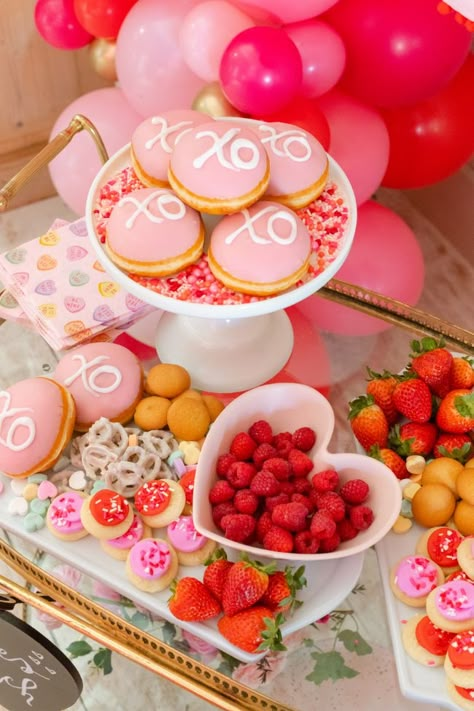 Valentines Theme Wedding, Valentines Gender Reveal, February Baby Showers, Kiss The Bride, February Baby, Valentines Baby Shower, Shower Tips, Themed Bridal Shower, Galentines Party