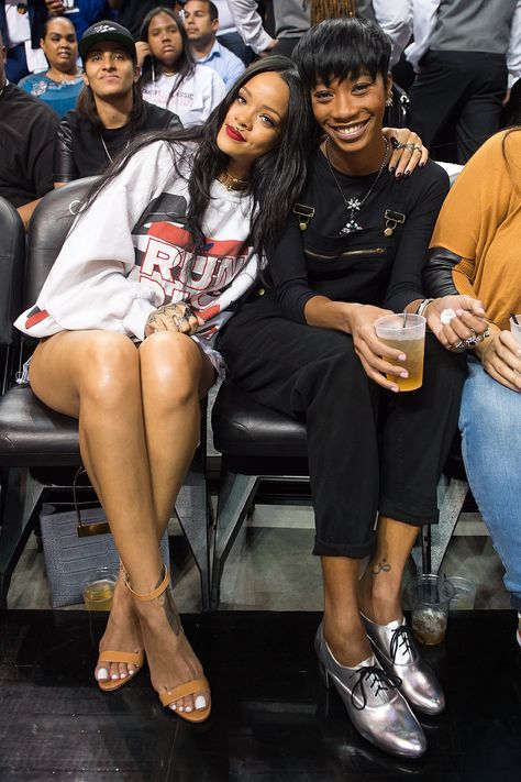 Rihanna Chris Brown, Rihanna 2014, Rhianna Style, Basketball Game Outfit, Looks Rihanna, Rihanna Outfits, Rihanna Looks, Rihanna Photos, Game Outfit