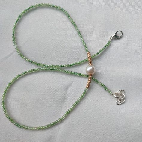 Handmade Bead Necklace Ideas, Beaded Jewelry With Pearls, Seed Glass Bead Bracelet, Simple Handmade Necklace, Beaded Jewelry Green, Green Beaded Jewelry, Green Beads Jewellery Designs, Glass Bead Necklace Ideas, Green Necklace Beads