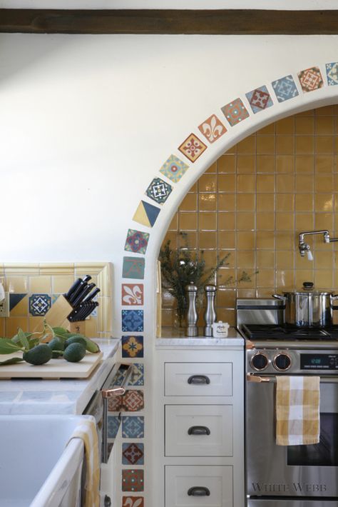 Yellow Tiles, Spanish Style Kitchen, Spanish Kitchen, Spanish Bungalow, Spanish Decor, Mexican Kitchens, Mexican Home Decor, Mexican Home, Mediterranean Home Decor