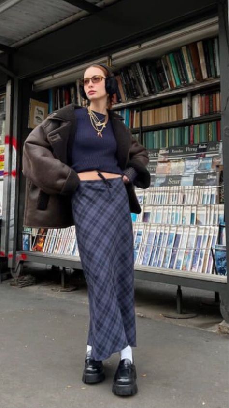 Layering Dresses For Winter Midi, Plaid Maxi Dress Outfit, Maxi Plaid Skirt Outfit, Plaid Long Skirt Outfit, Pencil Skirt Outfit Winter, Retro Skirt Outfits, Plaid Maxi Skirt Outfit, Plaid Midi Skirt Outfit, Plaid Skirt Outfit Ideas