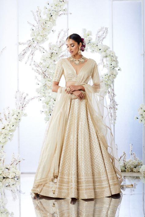 Gota Patti Lehenga, Gota Patti Embroidery, Seema Gujral, Gold Lehenga, Wedding Lehenga Designs, Indian Bridal Fashion, Indian Bridal Outfits, Organza Dupatta, Lehenga Designs