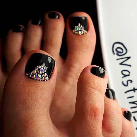 Toe nail designs are great to get creative with. Set aside all the limitations and follow your heart. We promise to supply you with fun ideas! Nail Designs For Toes, Black Nails With Rhinestones, New Nail Art Design, Nails Art Designs, Bling Rhinestones, Nails Design With Rhinestones, Pretty Nail Designs, New Nail Art, Ideas Nails