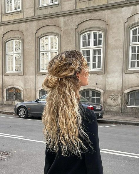 Light Blonde Curly Hair, Blonde Balayage Curly Hair Natural, Curly Hair Goals, Blonde Highlights Curly Hair, Highlights Curly Hair, Curl Shampoo, Blonde Curly Hair, Blonde Curls, Pixie Hair