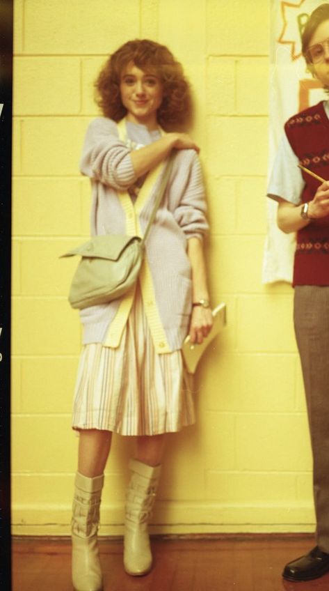 Nancy Wheeler Season 2 Hair, Nancy Outfit Stranger Things, Nancy Wheeler Season 4 Outfits, Stranger Things Style 80s, Nancy Wheeler Fashion, Nancy Stranger Things Outfits, Nancy Wheeler Style, Nancy Wheeler Season 4, Nancy Wheeler Outfit