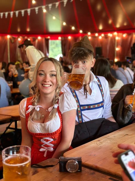 Dirndl Aesthetic, German Beer Girl, Octoberfest Beer, Beer Maid, Oktoberfest Woman, Cute Glasses Frames, October Fest, Bremen Germany, Oktoberfest Outfit