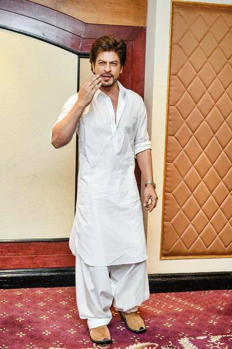 #SRK #Eid2017 Srk In Pathani, Srk Kurta Pajama, Srk In Kurta, Pathani For Men, Boys Kurta Design, Kurta Pajama Men, Indian Groom Wear, Wedding Dresses Men Indian, Gents Kurta Design